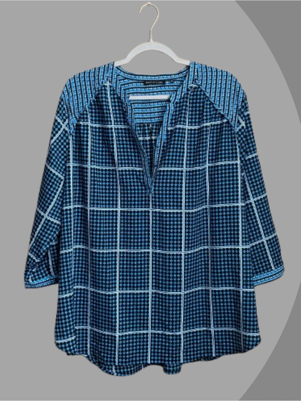 Bold blue allover print Violet & Claire flowy top sz 2X